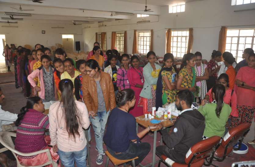 Health check-up of girl students in camp एमबीसी गर्ल्स कॉलेज में शिविर आयोजित, हुई छात्राओं के स्वास्थ्य की जांच