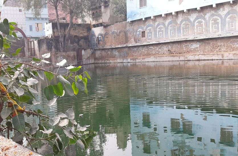 नालियों में बह रहा गो मुख से निकला जल नालियों में बह रहा गो मुख से निकला जल