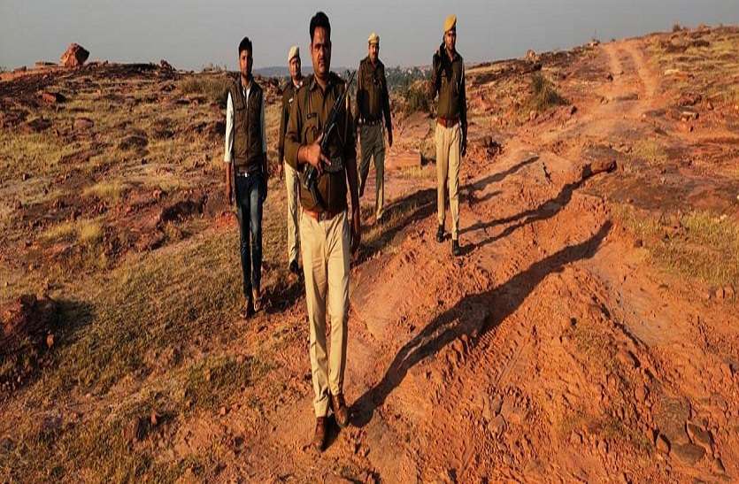 बदमाशों की तलाश में पुलिस ने डांग में दी दबिश बदमाशों की तलाश में पुलिस ने डांग में दी दबिश
