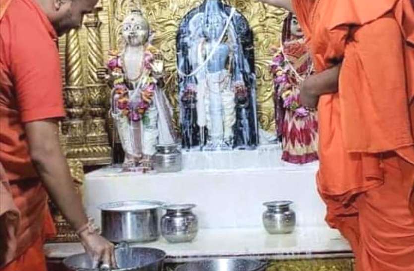 700 liters of milk was anointed, hundreds of devotees took 56 enjoyment 700 लीटर दूध से हुआ अभिषेक, सैकड़ों भक्तों ने ली 56 भोग की प्रसादी