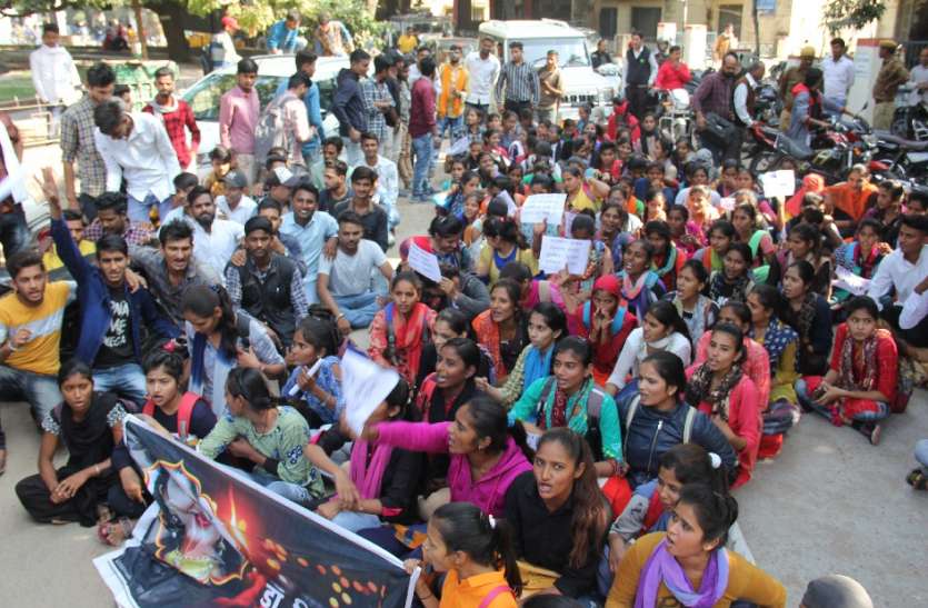 एबीवीपी की छात्राओं ने कलक्ट्रेट पर जमकर किया विरोध प्रदर्शन एबीवीपी की छात्राओं ने कलक्ट्रेट पर जमकर किया विरोध प्रदर्शन