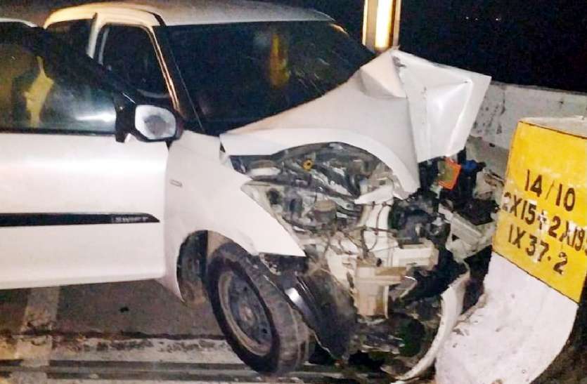 रात के अंधेरे में डिवाइडर से टकराई कार, चालक की मौत रात के अंधेरे में डिवाइडर से टकराई कार, चालक की मौत