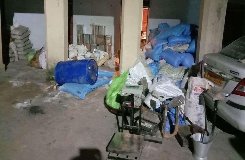 दो क्विंटल नकली मावा-कलाकंद और भारी मात्रा में कच्चा माल बरामद दो क्विंटल नकली मावा-कलाकंद और भारी मात्रा में कच्चा माल बरामद