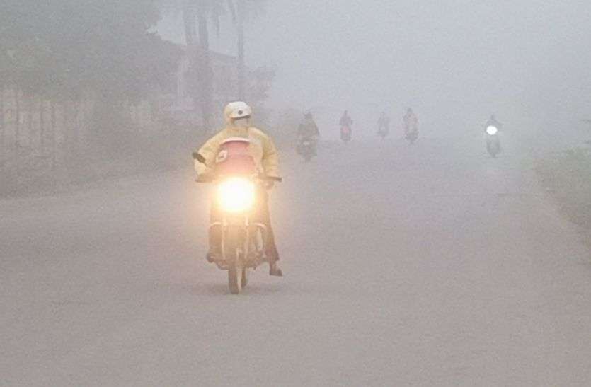 यहां दिन में ही जलानी पड़ गई वाहनों की बत्ती, धूजणी से कांपे हाड़ यहां दिन में ही जलानी पड़ गई वाहनों की बत्ती, धूजणी से कांपे हाड़