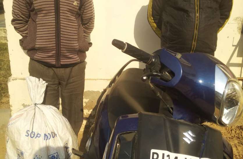 बीस किलो गांजा के साथ चाचा भतीजा गिरफ्तार बीस किलो गांजा के साथ चाचा भतीजा गिरफ्तार