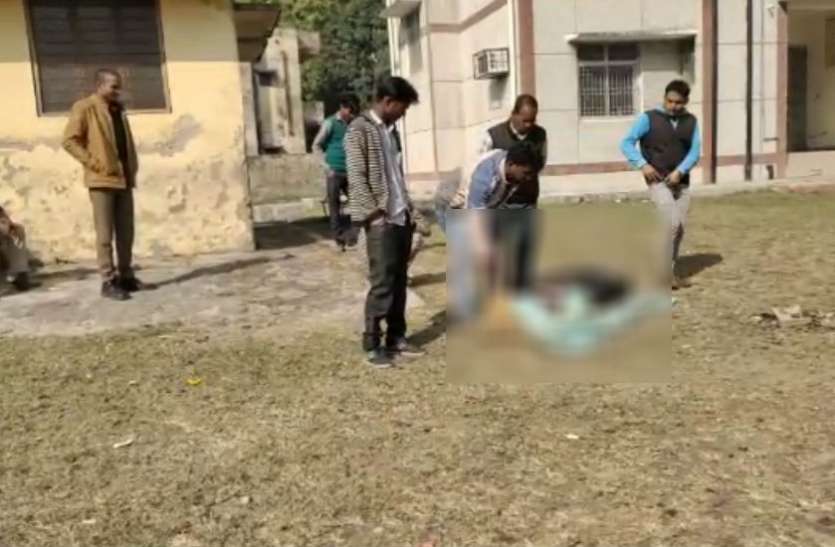 संदिग्ध परिस्थितियों में युवक का मिला शव, हत्या की आशंका संदिग्ध परिस्थितियों में युवक का मिला शव, हत्या की आशंका