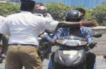 2 arrested for misbehaving with traffic police man Traffic Police कर्मी से बाइक सवारों को बदतमीजी करना पड़ा भारी, अब हुआ बुरा हाल
