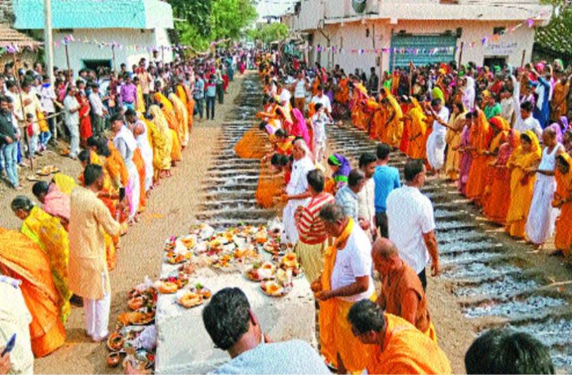 दहकते अंगारों के बीच नंगे पांव चले १४३ श्रद्धालु, भगवान से मांगी मन्नत दहकते अंगारों के बीच नंगे पांव चले 143 श्रद्धालु, भगवान से मांगी मन्नत