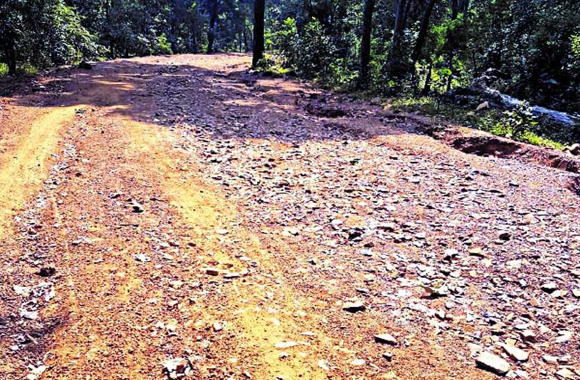 Nobody sees poor construction, Panchayat and Rural Development Department Kumbhakarni in his sleep घटिया निर्माण को देखने वाला कोई नहीं, पंचायत एवं ग्रामीण विकास विभाग कुंभकर्णी नींद में