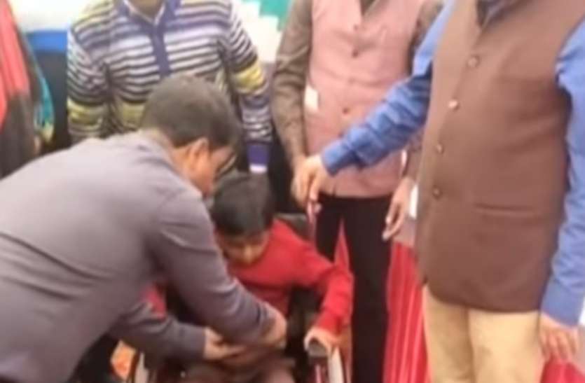 Farrukhabad Divyang डीएम से तोहफे पाकर आठ दिव्यांग बच्चों के चेहरे खुशी से खिले