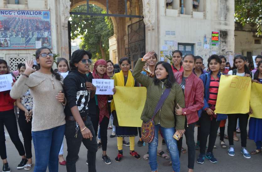 प्रियंका रेडी के हत्यारों को फांसी के लिए छात्राओं ने किया प्रदर्शन प्रियंका रेडी के हत्यारों को फांसी के लिए छात्राओं ने किया प्रदर्शन