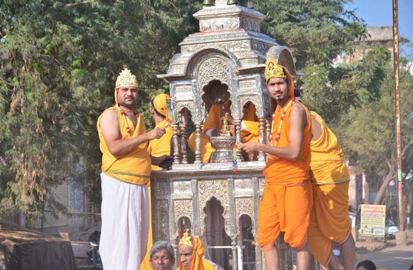 दूसरों की नजरों में उठना पर अपनी आत्मा की नजरों में कभी मत गिरना दूसरों की नजरों में उठना पर अपनी आत्मा की नजरों में कभी मत गिरना