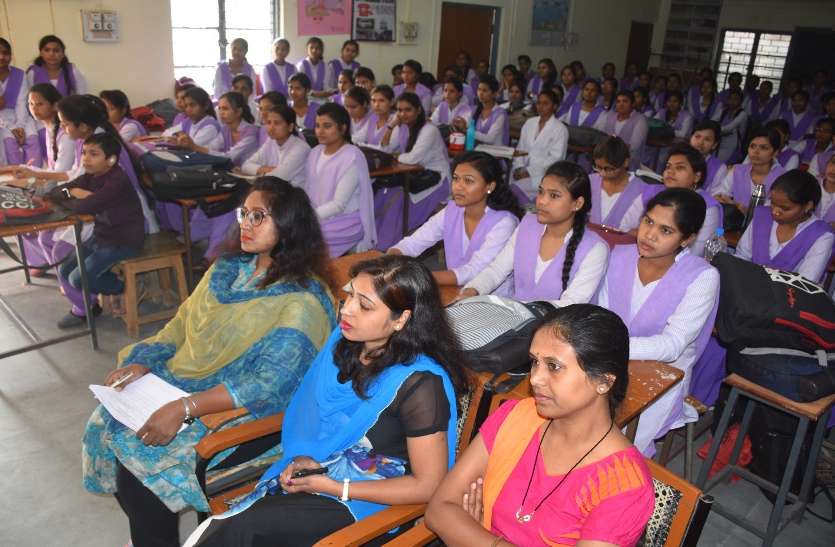 Higher Education: गल्र्स कॉलेज में छात्राओं ने याद किया काली रात का वो मंजर Higher Education: गल्र्स कॉलेज में छात्राओं ने याद किया काली रात का वो मंजर