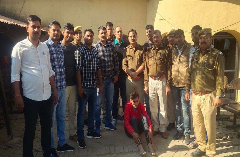 बदमाश ने पुलिस पर की फायरिंग, पीछा कर खेत में दबोचा बदमाश ने पुलिस पर की फायरिंग, पीछा कर खेत में दबोचा