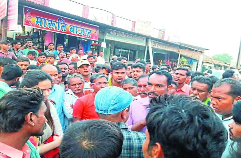 ट्रैक्टर की चपेट में आई बाइक, छात्र की मौत, गुस्साए ग्रामीणों ने किया चक्काजाम ट्रैक्टर की चपेट में आई बाइक, छात्र की मौत, गुस्साए ग्रामीणों ने किया चक्काजाम