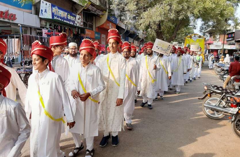 संयुक्त परिवार में रहने की दी सीख, कर्ज से बचने की दी सलाह, स्वास्थ्य बेहतर हो इसका संदेश देते चले युवा संयुक्त परिवार में रहने की दी सीख, कर्ज से बचने की दी सलाह, स्वास्थ्य बेहतर हो इसका संदेश देते चले युवा