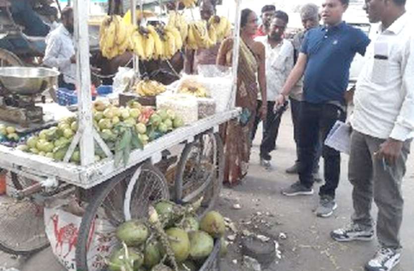 Municipal action दुकानदारों को इस हरकत की वजह से अफसरों के सामने जोडऩे पड़े हाथ पैर...
