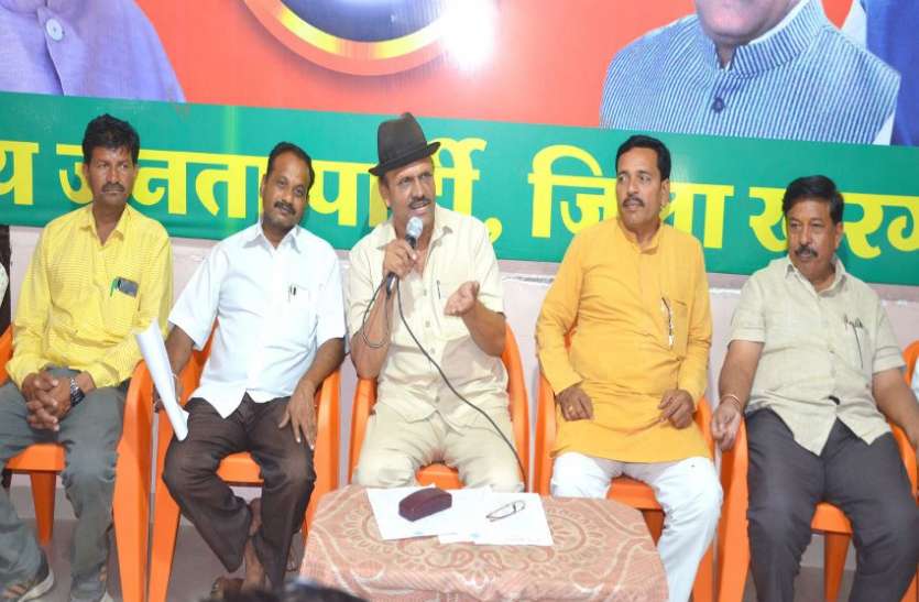 Khargone Kisan Fertilizer News ब्लेक में बिक रही खाद, यूरिया मांगने पर मिले पुलिस के डंडे