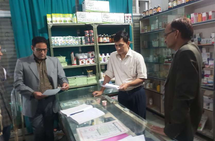 सरकारी अस्पताल का कम्पाउण्डर ' डॉक्टर' बनकर चला रहा था अस्पताल सरकारी अस्पताल का कम्पाउण्डर ' डॉक्टर' बनकर चला रहा था निजी अस्पताल