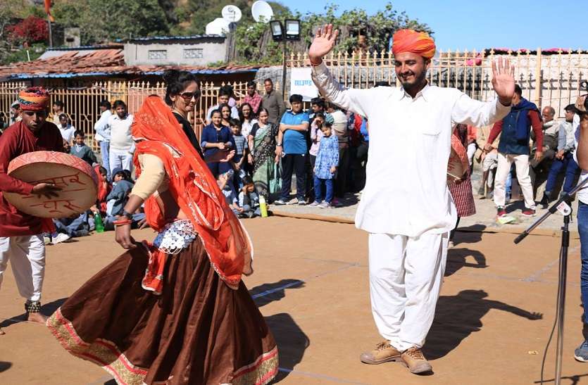 kumbhalgarh festival देसी के साथ नाचे विदेशी