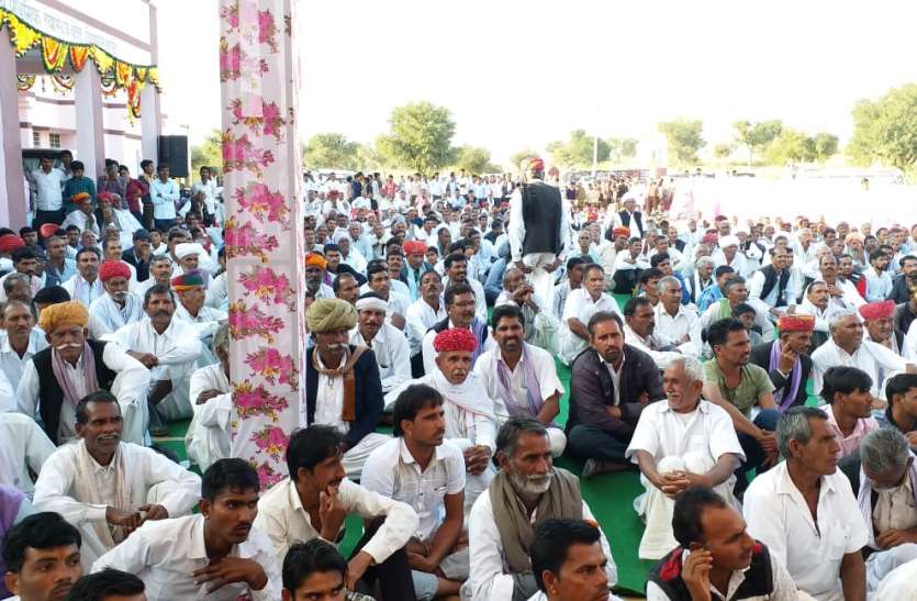 What has happened that the supporters in the program of the minister in charge clashed ... ऐसा क्या हो गया कि प्रभारी मंत्री के कार्यक्रम में ही भिड़ गए समर्थक...!