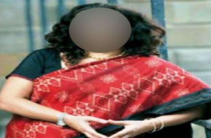 गरीब बच्चों के हिस्से का आठ रुपए खा गई सरकारी स्कूल की महिला प्राचार्य, जांच के बाद शासन ने किया निलंबित गरीब बच्चों के हिस्से का आठ रुपए खा गई सरकारी स्कूल की महिला प्राचार्य, जांच के बाद शासन ने किया निलंबित