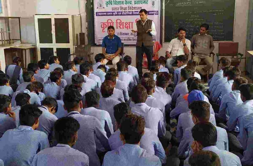किसानों को दी उन्नत तकनीकी की जानकारी किसानों को दी उन्नत तकनीकी की जानकारी