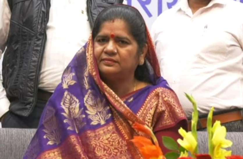 There was an order of one and a half lakh saris for the dress ड्रेस के लिए डेढ़ लाख साड़ी का ऑर्डर था, लेकिन दलालों की वजह से करना पड़ा कैंसिल