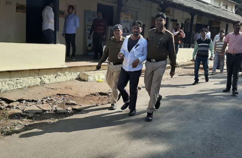 जनसुनवाई में जल संसाधन विभाग के कार्यपालन यंत्री ने शिकायत करने पहुंचे किसान को पीटा जनसुनवाई में जल संसाधन विभाग के कार्यपालन यंत्री ने शिकायत करने पहुंचे किसान को पीटा
