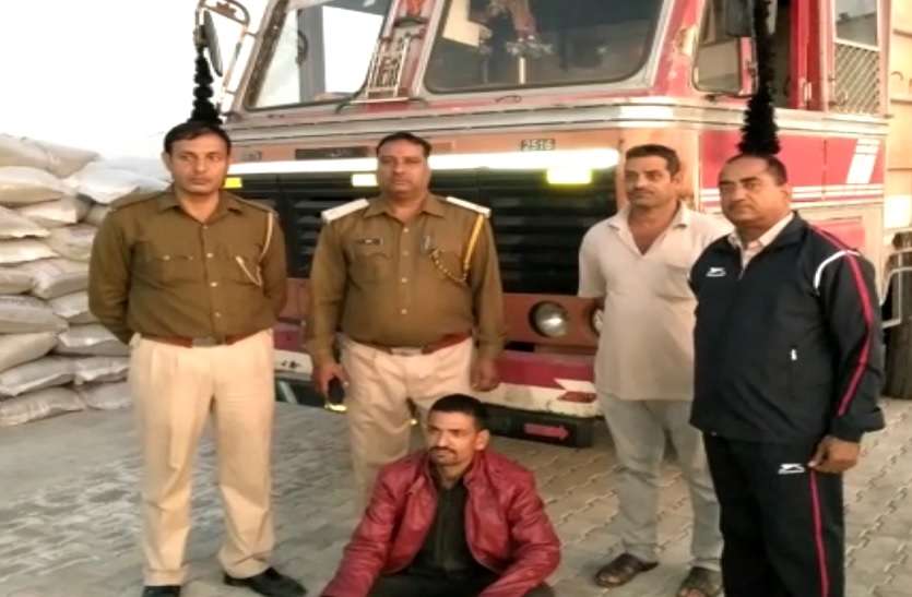 A truck full of stolen liquor was going to Gujarat चोरी छिपे शराब से भरा ट्रक जा रहा था गुजरात..