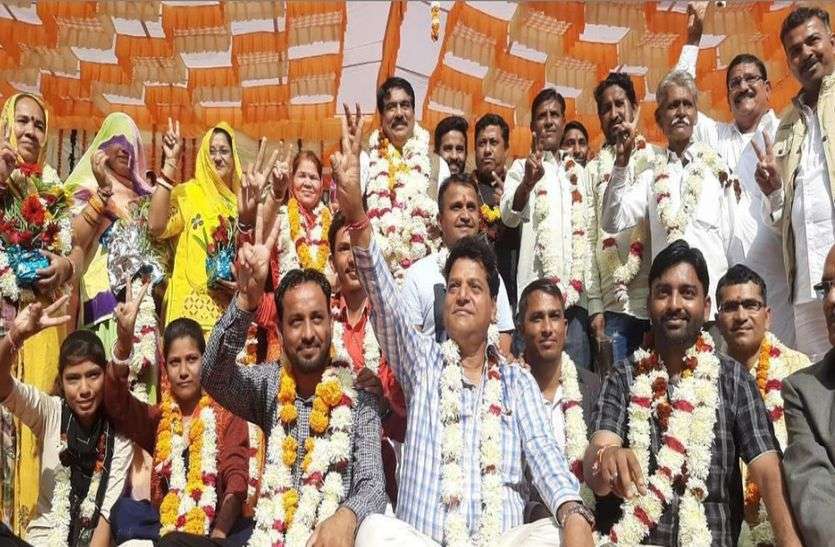 नवनिवार्चित पालिकाध्यक्ष विमल बोहरा व पालिका उपाध्यक्ष प्रेमराज बोहरा ने किया पदभार ग्रहण, समस्या निराकरण के लिए हेल्पलाइन सेवा शुरू भीनमाल में पालिका अध्यक्ष ने पदभार संभालने के बाद यह कहा
