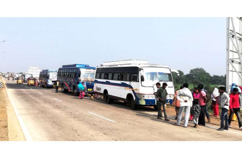 protest of bus operators on national highway-30 Toll Plaza : अधिक टोल टैक्स के विरोध में बस ऑपरेटर्स ने रोके बसों के पहिए, यात्रियों को उतारा