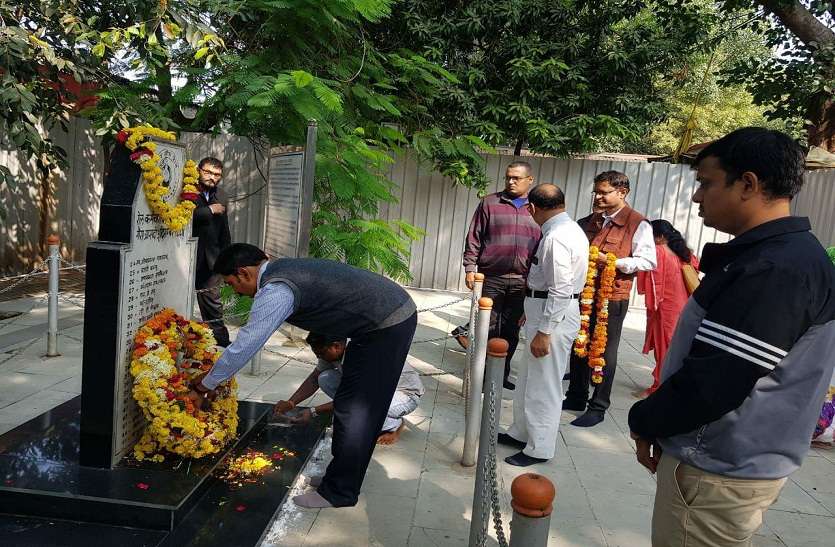 भोपाल के तत्कालीन स्टेशन प्रबंधक और 44 कर्मचारियों की तत्परता से बची थी हजारों लोगों की जान, भोपाल से पहले ही रोक दी थी ट्रेनें भोपाल के तत्कालीन स्टेशन प्रबंधक और 44 कर्मचारियों की तत्परता से बची थी हजारों लोगों की जान, भोपाल से पहले ही रोक दी थी ट्रेनें