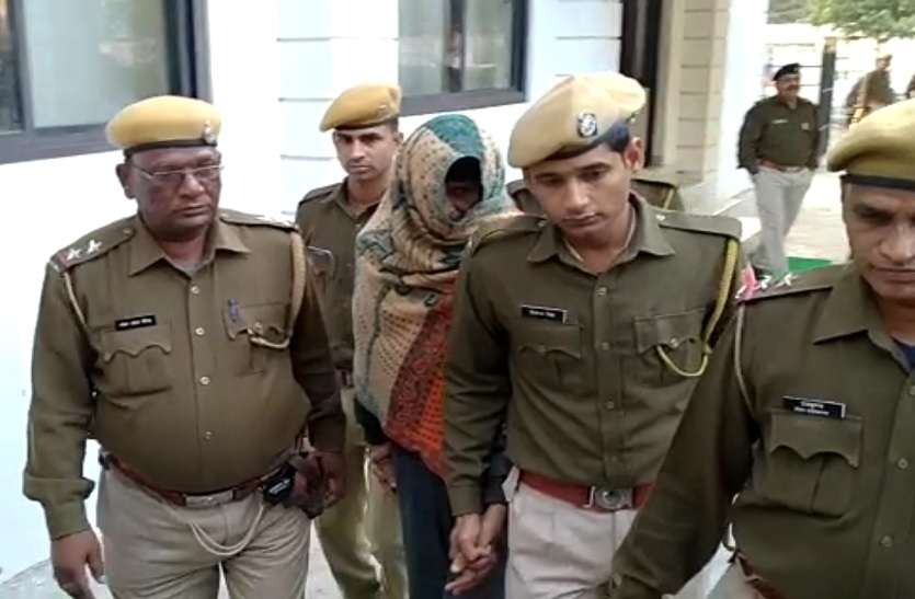 Lawyers try to kill accused Rapist को मारने के लिए वकीलों ने पकड़ा, पुलिस ने बचाया