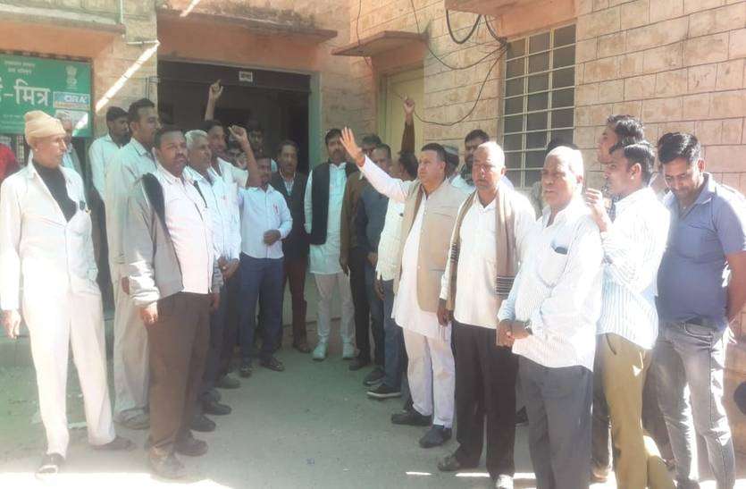 Protest against attack on electricity worker बिजली श्रमिक पर हमले का विरोध, श्रमिकों ने प्रदर्शन कर किया अभियंताओं का घेराव
