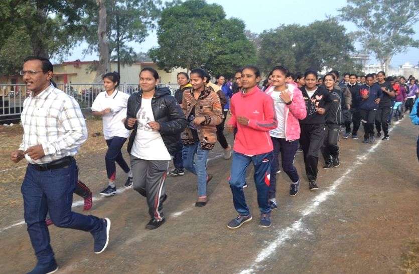 अनूठी पहल, मध्यप्रदेश के इस जिले में प्रशासन दे रहा 87 युवतियों को पुलिस ट्रेनिंग अनूठी पहल, मध्यप्रदेश के इस जिले में प्रशासन दे रहा 87 युवतियों को पुलिस ट्रेनिंग