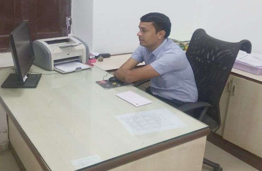 जज्बे को सलाम: 11 साल की उम्र में दोनों हाथ गंवाए, आज बैंक क्लर्क बाहों से चलाते हैं बाइक और कंप्यूटर