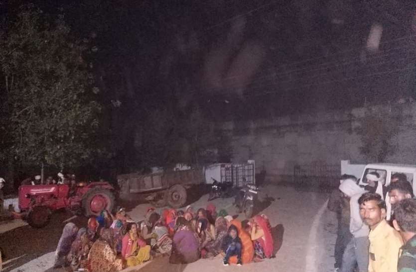 महिला का शव रखकर किया थाने का घेराव महिला का शव रखकर किया थाने का घेराव