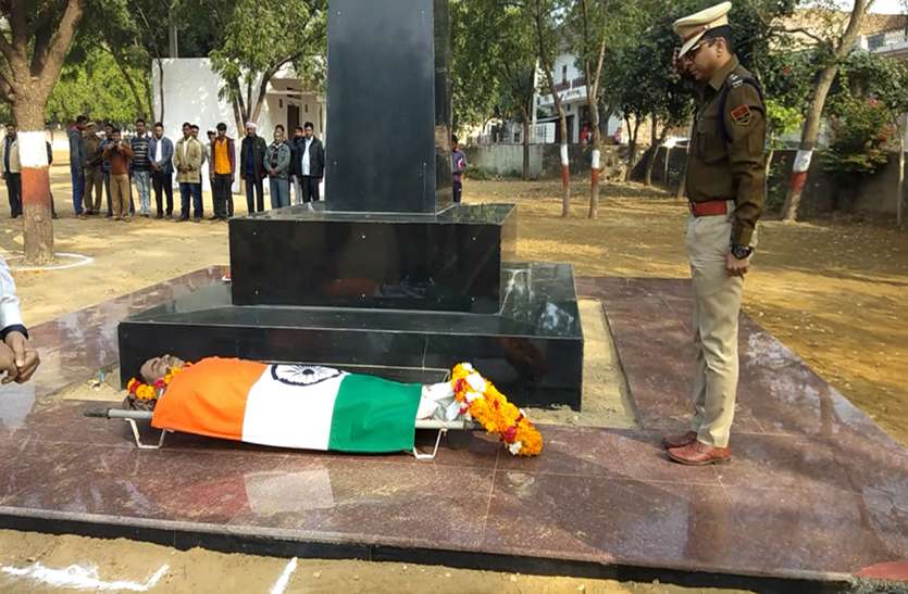 खनिज विभाग के जुर्माने से बचने के लिए ट्रॉली को पलटा खनिज विभाग के जुर्माने से बचने के लिए ट्रॉली को पलटा