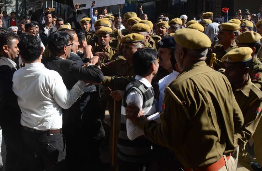 महिलाएं बोली- हमें सौंप दो बलात्कार का आरोपी, हम देंगे सजा महिलाएं बोली- हमें सौंप दो बलात्कार का आरोपी, हम देंगे सजा
