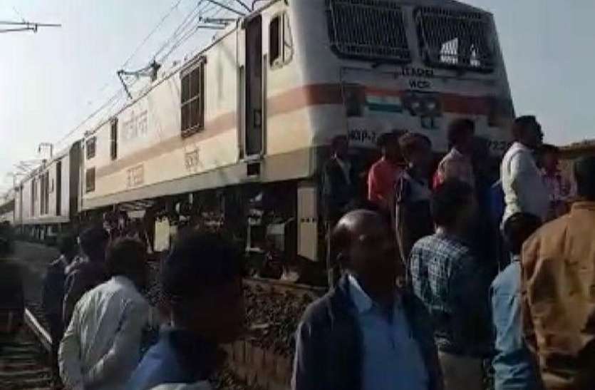 train incident ट्रेन पर टूटकर गिरा तार, यात्रियों में मची अफरातफरी