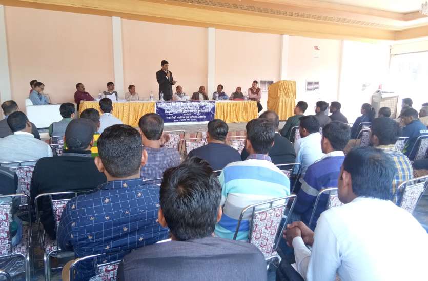 जनता को निरंतर बिजली सप्लाई देने वाले कर्मचारियों की सुरक्षा पर फोकस जनता को निरंतर बिजली सप्लाई देने वाले कर्मचारियों का बढ़ेगा सुरक्षा घेरा