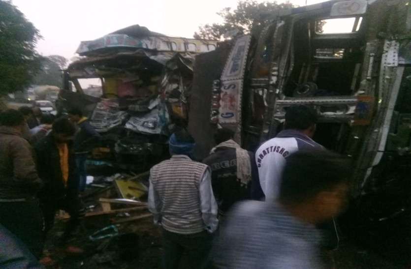 दो ट्रकों में आमने-सामने हुई जबरदस्त भिड़ंत से गाड़ियों के उड़े परखच्चे, चार गंभीर रूप से घायल