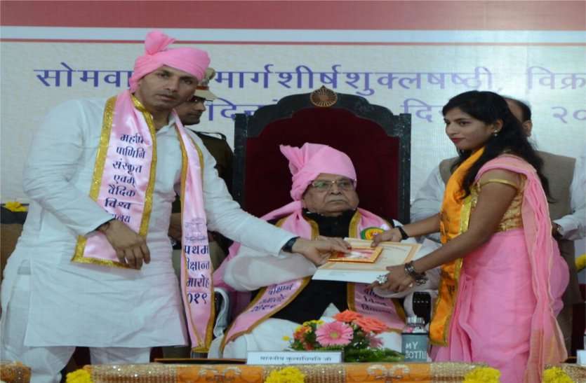महामहिम की नसीहत- संस्कृत, संस्कृति और विरासत को बचाएं महामहिम की नसीहत- संस्कृत, संस्कृति और विरासत को बचाएं