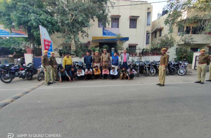 9 शातिर वाहन चोर गिरफ्तार, 21 बाइक जब्त 9 शातिर वाहन चोर गिरफ्तार, 21 बाइक जब्त