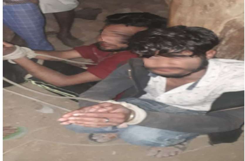 ग्रामीणों ने देर रात तीन युवकों को रस्सी से बांध की जमकर पिटाई, लगाए संगीन आरोप... ग्रामीणों ने देर रात तीन युवकों को रस्सी से बांध की जमकर पिटाई, लगाए संगीन आरोप...