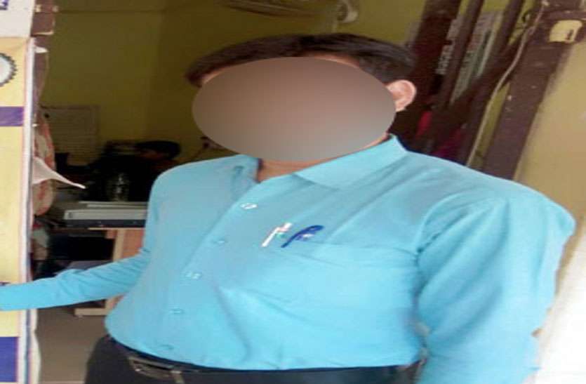 नायब तहसीलदार का फर्जी साइन और सील लगाकर पट्टा देना पटवारी को पड़ गया भारी, SDM ने किया निलंबित नायब तहसीलदार का फर्जी साइन और सील लगाकर पट्टा देना पटवारी को पड़ गया भारी, SDM ने किया निलंबित