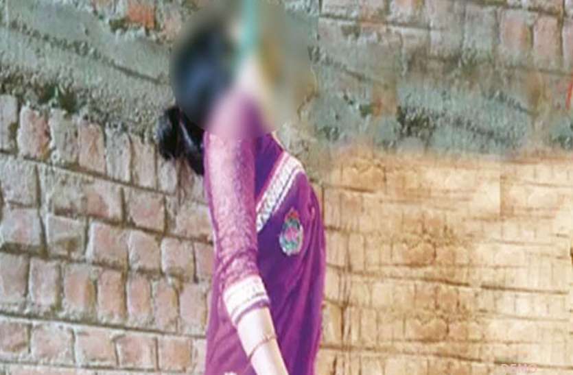 women_sucide_.jpg बीवी ने रात के खाने में नहीं बनाई सब्जी तो पति ने घोंट दिया उसका गला, गुमराह करने रस्सी से लटकाया