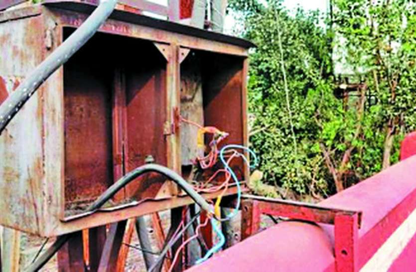 शास्त्री ब्रिज पर डीपी के खुले तार दे रहे हादसे को न्योता शास्त्री ब्रिज पर डीपी के खुले तार दे रहे हादसे को न्योता