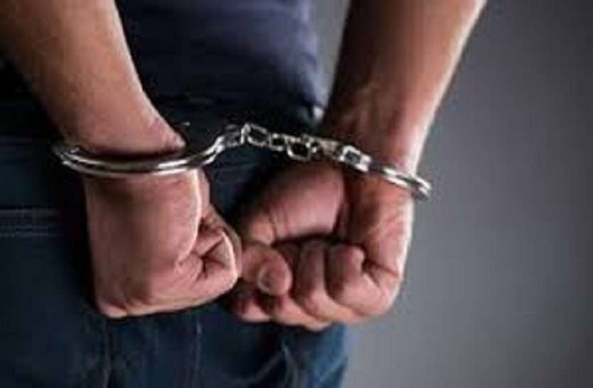 छात्रा के जहर पीने के मामले में अध्यापक को पुलिस ने पकड़ा छात्रा के जहर पीने के मामले में अध्यापक को पुलिस ने पकड़ा